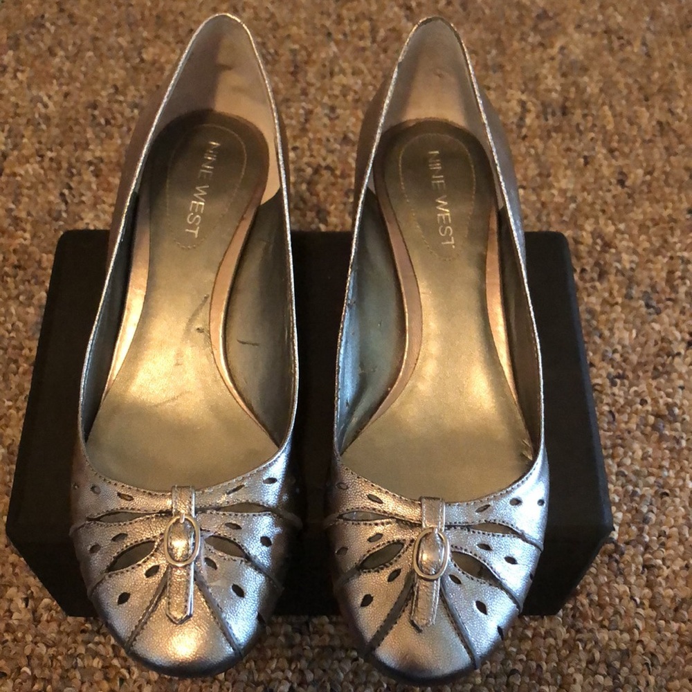 Nine West- silver‎ size 6 dress shoes